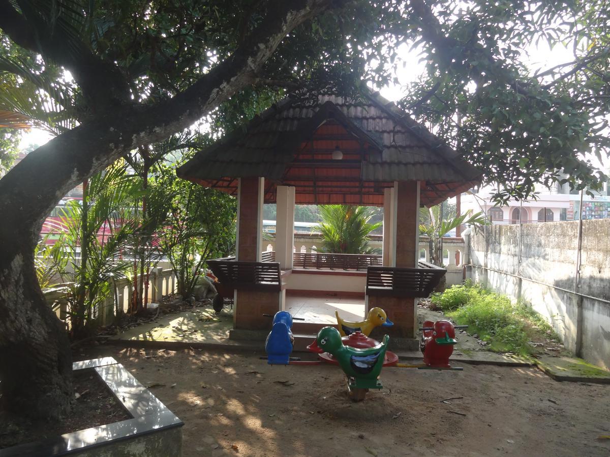 Hotel Mithila Eramalloor Buitenkant foto
