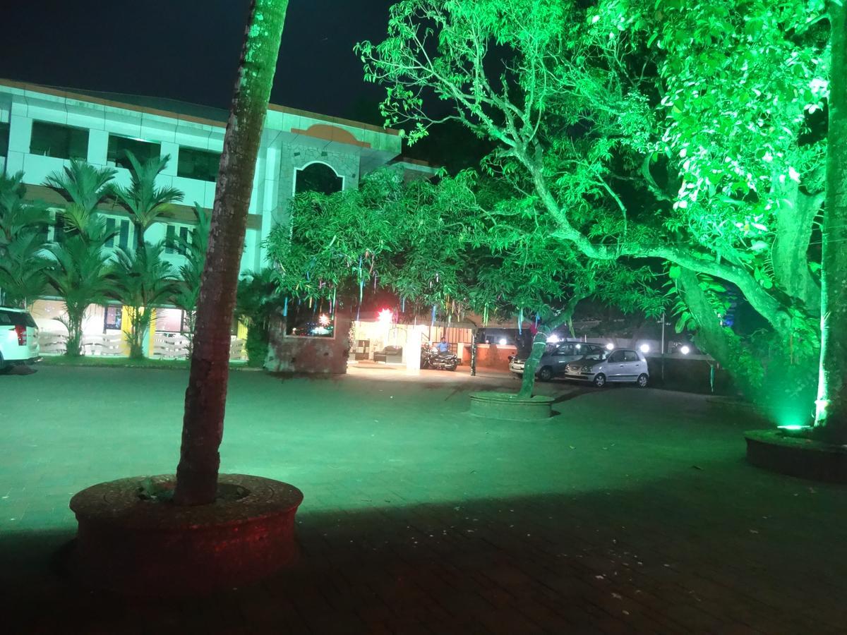 Hotel Mithila Eramalloor Buitenkant foto